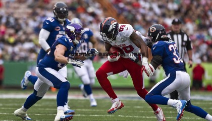 B体育-沪媒聚焦薛庆浩，德比战两度闪光，门神风采引热议