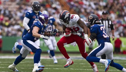 B体育-争议频发！青岛海牛主场1-1战平梅州客家，保级之路仍漫长